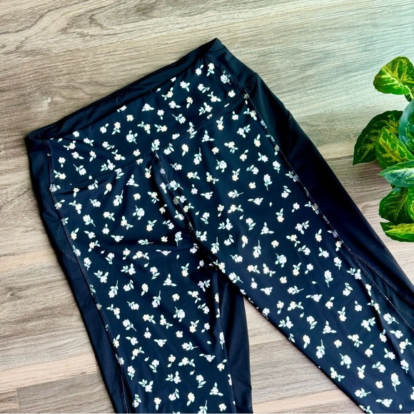 PINK Victoria's Secret Ultimate Featherweight Floral Mesh Panel Leggings Size M - Picture 3 of 15